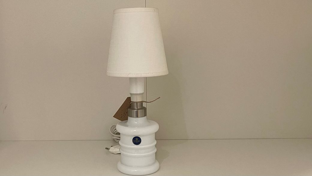 Holmegaards bordlampe, i hvid. Smuk og smart lille bordlampe med hvid skærm - Billede 2
