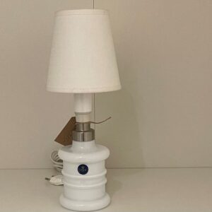 Holmegaards bordlampe, i hvid. Smuk og smart lille bordlampe med hvid skærm