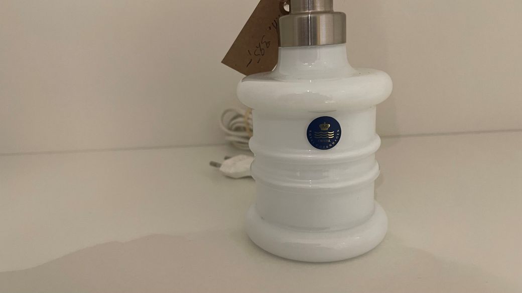 Holmegaards bordlampe, i hvid. Smuk og smart lille bordlampe med hvid skærm - Billede 3