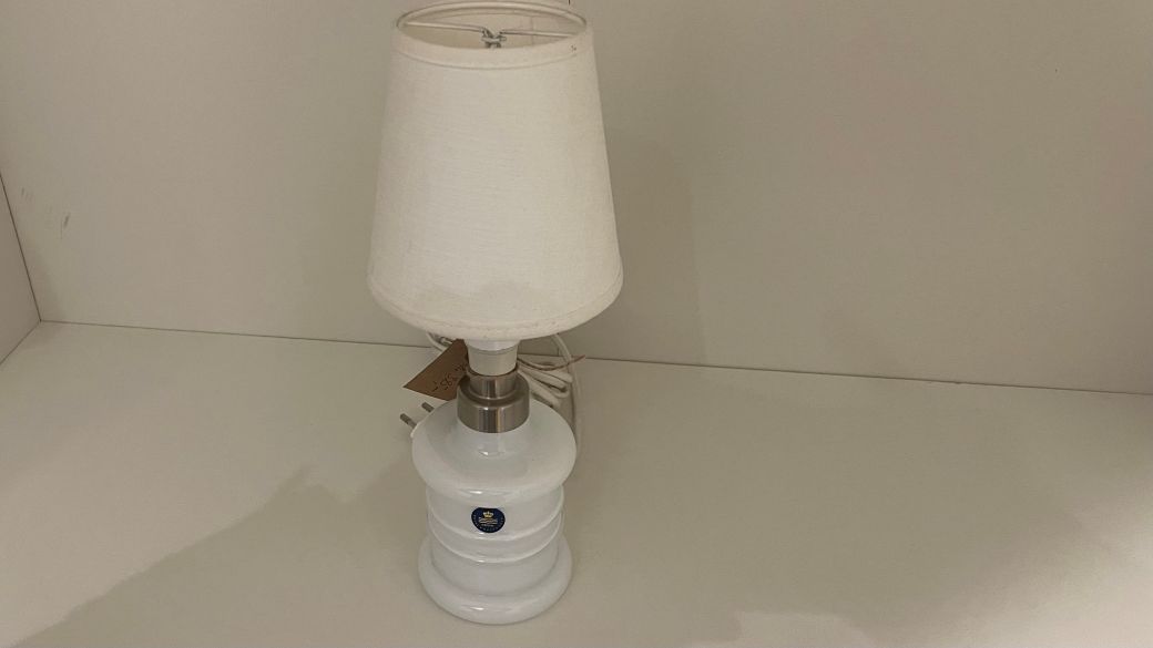 Holmegaards bordlampe, i hvid. Smuk og smart lille bordlampe med hvid skærm - Billede 4