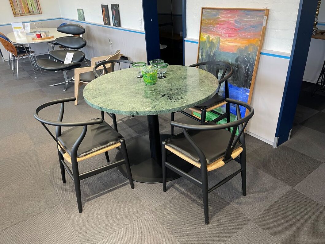 Grønt rundt marmor bord