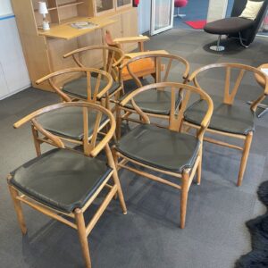 Y stole i eg olieret. Hans Jørgen wegner