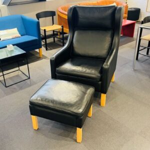 Mogens Hansen Øreklappestol med skammel