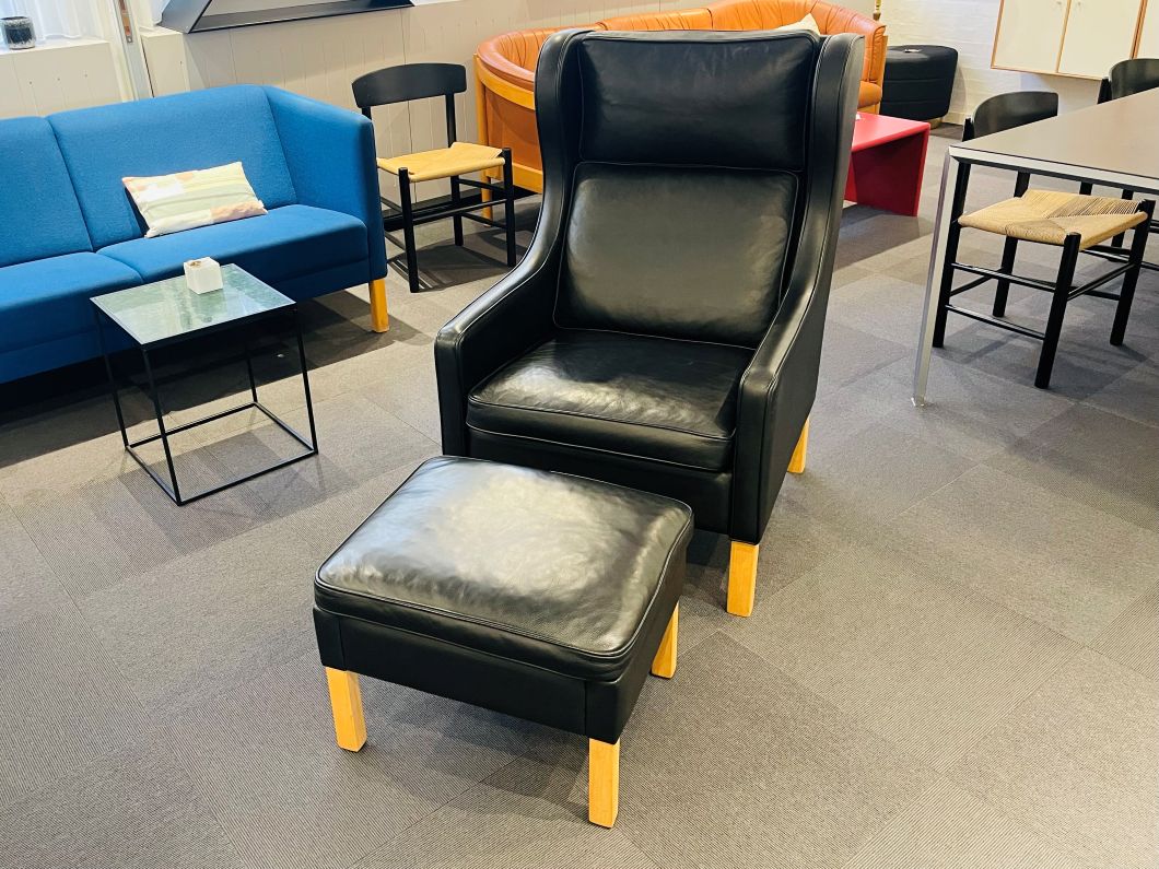 Mogens Hansen Øreklappestol med skammel