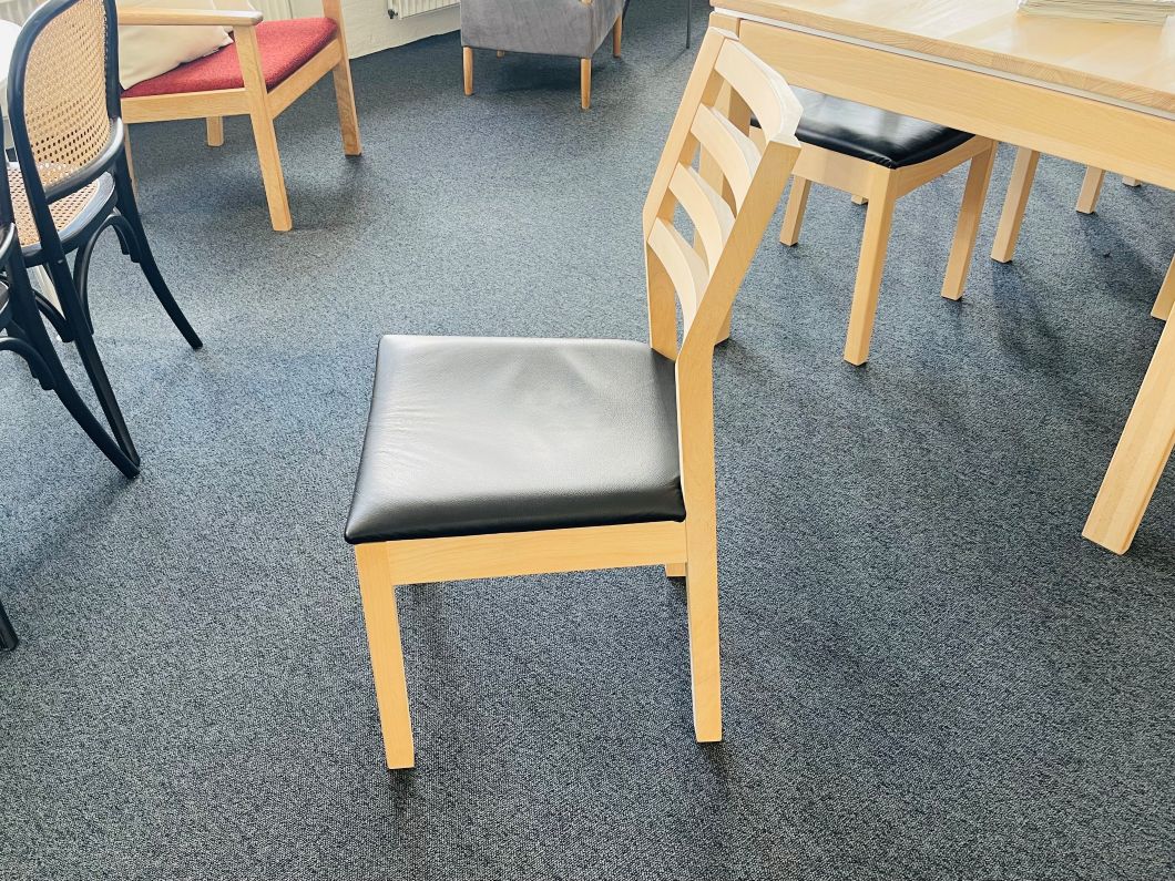 Sæbehandlet bøg med sort læder sæde.