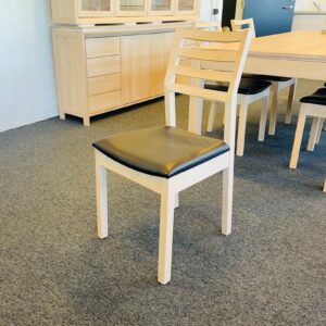 Casø stol model 200 Sæbebehandlet bøg med lædersæde