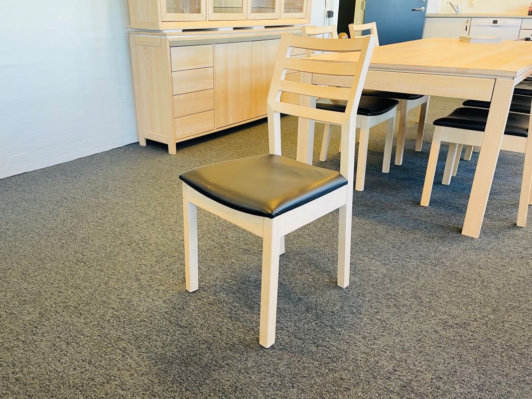 Casø stol model 200 Sæbebehandlet bøg med lædersæde