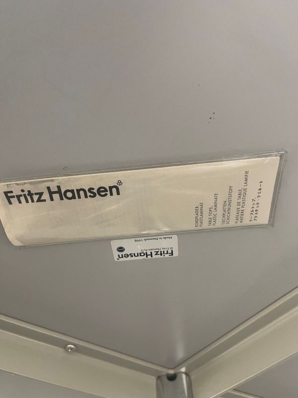 Fritz Hansen spisebord Runde 120 cm i diameter Lysegråt