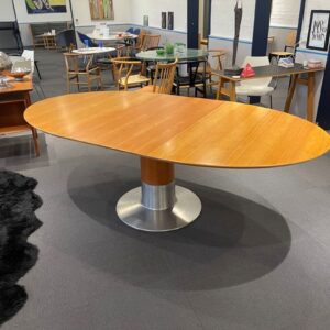 Arco spisebord ovalt med tillægsplade. Gedigent og flot spisebord