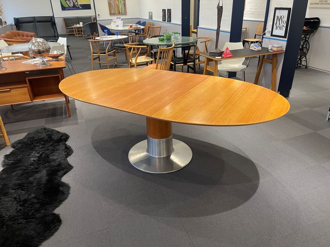 Arco spisebord ovalt med tillægsplade. Gedigent og flot spisebord