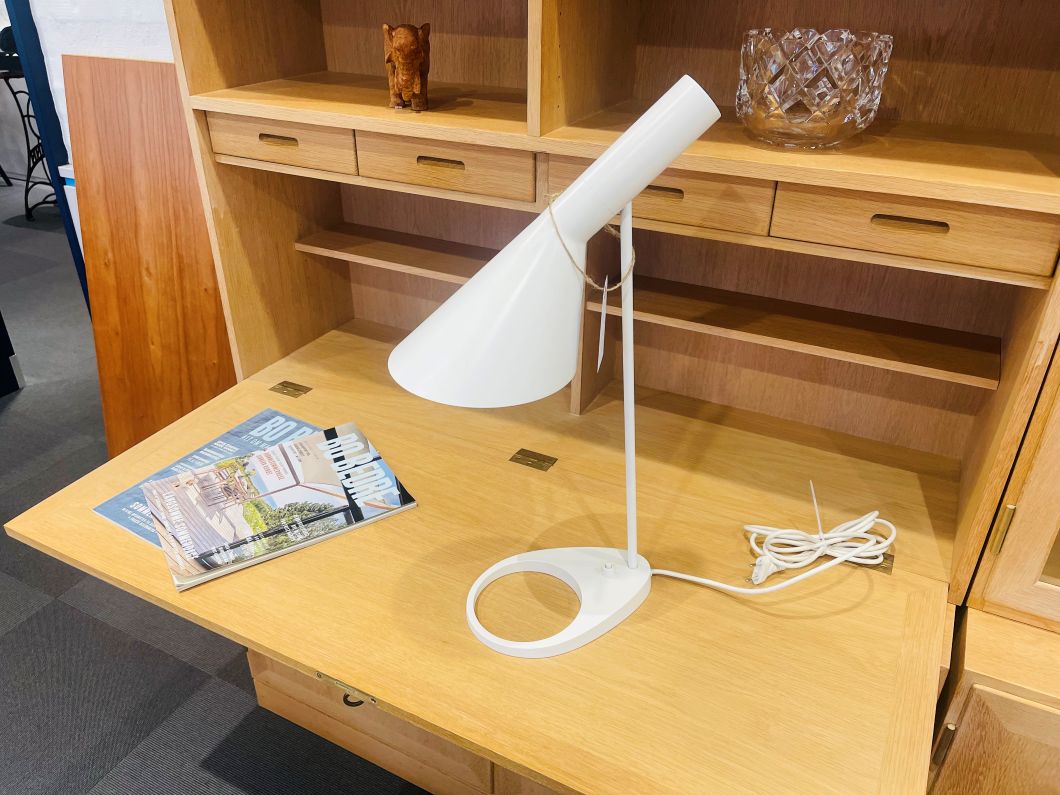 Arne Jacobsen, Louis Poulsen bordlampe i hvid