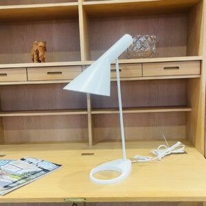 Dansk Design Arne Jacobsen Louis Poulsen Hvid bordlampe