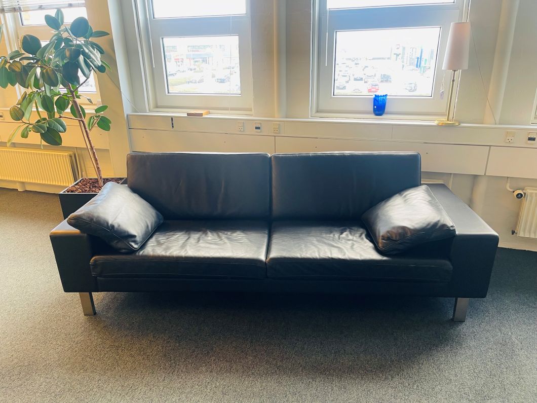 Nielaus sofa i sort læder 3 personers sofa Dansk design