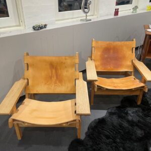 Jagtstole af Kurt Østervig, cognac farvet kernelæder og egetræ med brede armlæne.