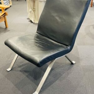 ZETA Lounge stol i sort læder og flad stål stel.