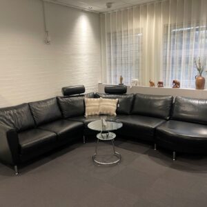 Hjørnesofa i sort læder med stålben Moderne design