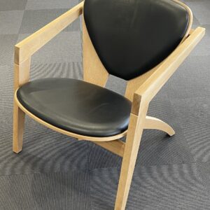 getama hans j. wegner butterfly stol ge 460, stel i sæbebehandlet massivt eg og semi analin sort læder polstring.
