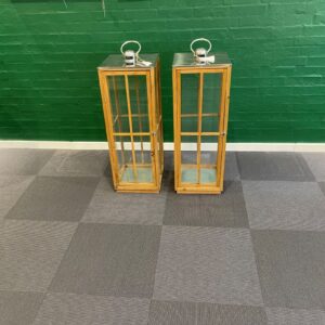gulv lanterne i træ og glas med metal hank.