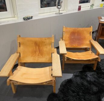 Jagtstole af Kurt Østervig, cognac farvet kernelæder og egetræ med brede armlæne. {{brizy_dc_image_alt entityId=