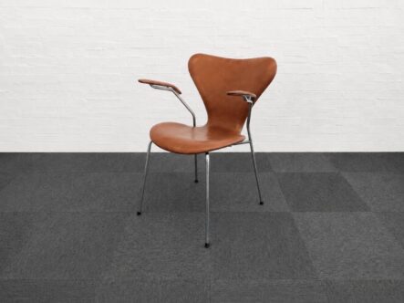 arne jacobsen 7er stol i cognac farvet læder.