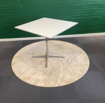 arne jacobsen pruducent fritz hansen, cafè bord