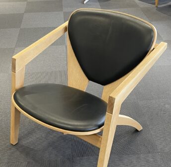 getama hans j. wegner butterfly stol ge 460, stel i sæbebehandlet massivt eg og semi analin sort læder polstring.