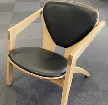 getama hans j. wegner butterfly stol ge 460, stel i sæbebehandlet massivt eg og semi analin sort læder polstring.